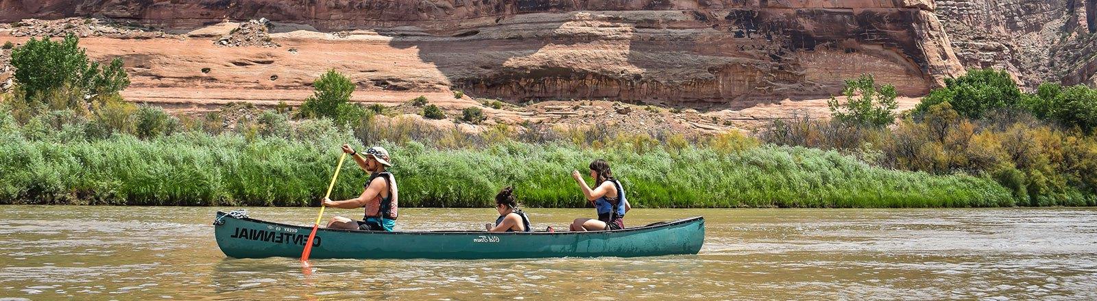 科罗拉多河上坐着独木舟的地理学生